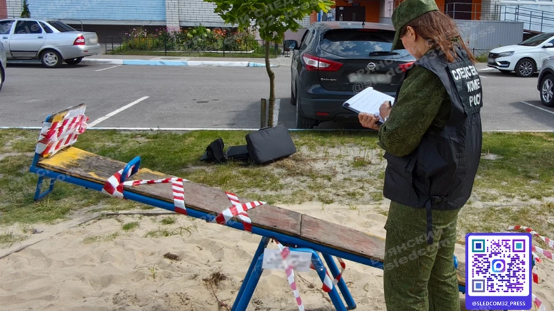 В Брянске пятилетняя девочка при попытке сесть на качели-балансир сломала палец 