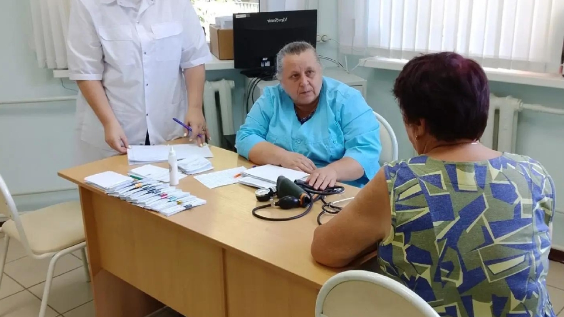 Медики приехали в поселок: жители Каменки проверили здоровье не выезжая из дома