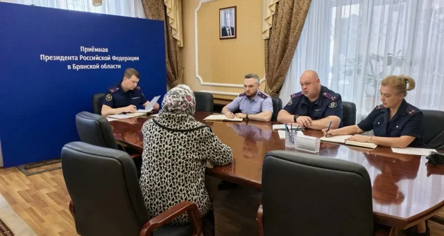 Руководитель следственного управления по Брянской области встретился с гражданами в приемной президента 
